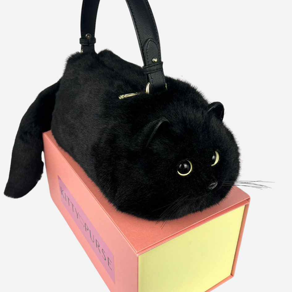 A realistic cat bag that makes a sensation everywhere 
